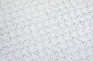 Beyaz jigsaw bulmaca monte durumda doku kapatın. Üstten Görünüm. Büyük bir bütün mozaik birçok bileşenleri birleştirilmiştir