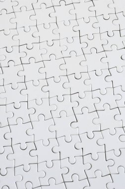 Beyaz jigsaw bulmaca monte durumda doku kapatın. Üstten Görünüm. Büyük bir bütün mozaik birçok bileşenleri birleştirilmiştir