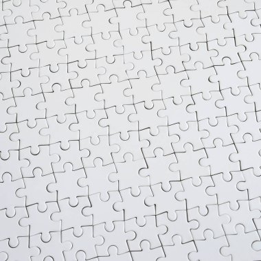Beyaz jigsaw bulmaca monte durumda doku kapatın. Üstten Görünüm. Büyük bir bütün mozaik birçok bileşenleri birleştirilmiştir