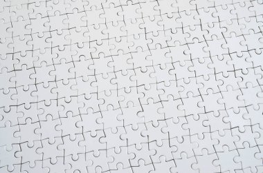 Beyaz jigsaw bulmaca monte durumda doku kapatın. Üstten Görünüm. Büyük bir bütün mozaik birçok bileşenleri birleştirilmiştir