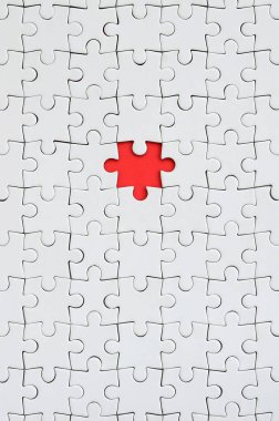 Beyaz bir bilmecenin kırmızı bir alan oluşturan bir eksik eleman ile birleştirilmiş bir durumda doku