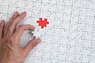 Beyaz bulmaca bulmaca erkek el koyar birleştirilmiş durumunda bir eksik eleman ile doku
