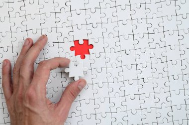 Beyaz bulmaca bulmaca erkek el koyar birleştirilmiş durumunda bir eksik eleman ile doku