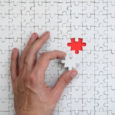 Beyaz bulmaca bulmaca erkek el koyar birleştirilmiş durumunda bir eksik eleman ile doku
