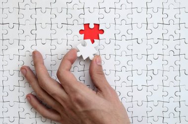Beyaz bulmaca bulmaca erkek el koyar birleştirilmiş durumunda bir eksik eleman ile doku