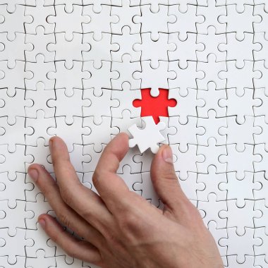 Beyaz bulmaca bulmaca erkek el koyar birleştirilmiş durumunda bir eksik eleman ile doku