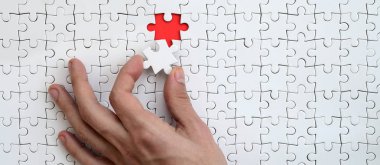 Beyaz bulmaca bulmaca erkek el koyar birleştirilmiş durumunda bir eksik eleman ile doku