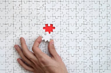 Beyaz bulmaca bulmaca erkek el koyar birleştirilmiş durumunda bir eksik eleman ile doku