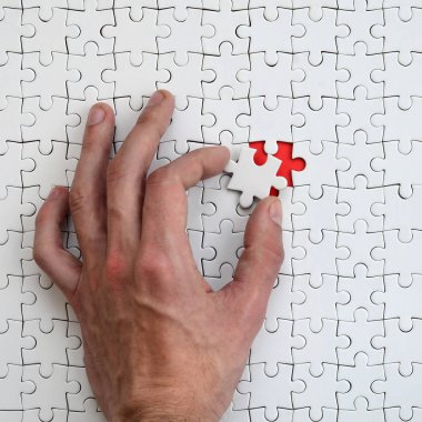 Beyaz bulmaca bulmaca erkek el koyar birleştirilmiş durumunda bir eksik eleman ile doku