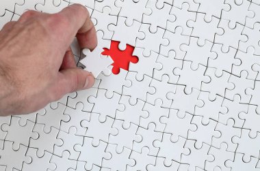 Beyaz bulmaca bulmaca erkek el koyar birleştirilmiş durumunda bir eksik eleman ile doku