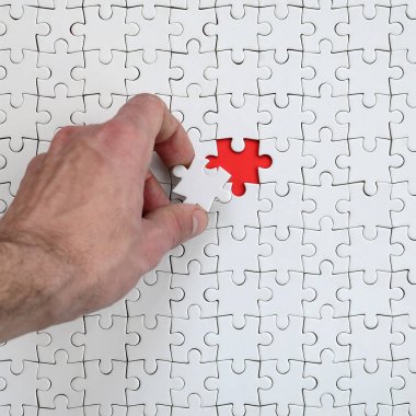 Beyaz bulmaca bulmaca erkek el koyar birleştirilmiş durumunda bir eksik eleman ile doku