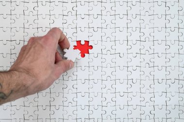 Beyaz bulmaca bulmaca erkek el koyar birleştirilmiş durumunda bir eksik eleman ile doku