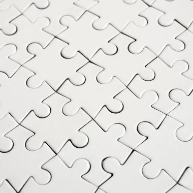 Beyaz jigsaw bulmaca monte devlet perspektif olarak kapatın. Büyük bir bütün mozaik birçok bileşenleri birleştirilmiştir