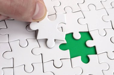 İnsan eli parçalı bulmaca yüzeyden geçen eksik öğeleri doldurur. Başlatılan durumlarda tamamlanması kavramı