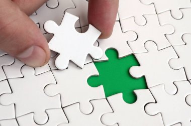 İnsan eli parçalı bulmaca yüzeyden geçen eksik öğeleri doldurur. Başlatılan durumlarda tamamlanması kavramı