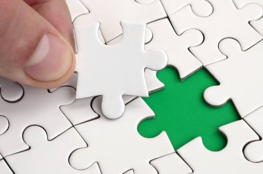 İnsan eli parçalı bulmaca yüzeyden geçen eksik öğeleri doldurur. Başlatılan durumlarda tamamlanması kavramı