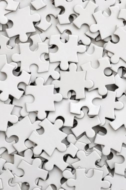 Beyaz bir bulmaca tamamlanmamış öğeleri yığını close-up. Bir büyük beyaz mozaik dikdörtgen parçalar çok sayıda