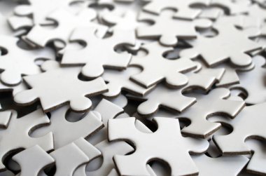 Beyaz bir bulmaca tamamlanmamış öğeleri yığını close-up. Bir büyük beyaz mozaik dikdörtgen parçalar çok sayıda