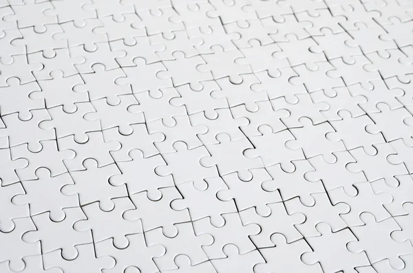 Beyaz jigsaw bulmaca monte devlet perspektif olarak kapatın. Büyük bir bütün mozaik birçok bileşenleri birleştirilmiştir