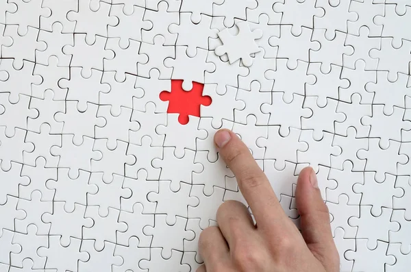 빨간색 손가락 가리키는 하나의 요소와 조립된 상태에서 퍼즐의 — 스톡 사진