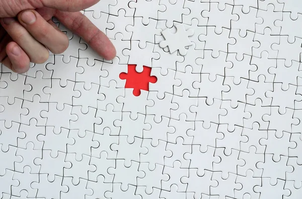 빨간색 손가락 가리키는 하나의 요소와 조립된 상태에서 퍼즐의 — 스톡 사진