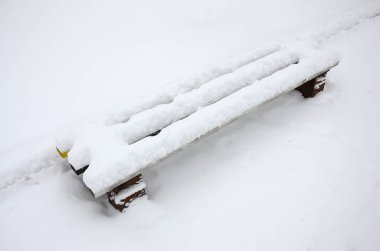 Bir duvar, kalın bir tabaka ile kaplı tezgah, karla kaplı bir platformda yer alır