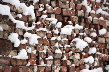 Sonra yoğun bir kar yağışı kar kalın bir tabaka ile kaplı eski tuğla duvar dokusu