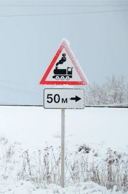 Demiryolu geçişi engel olmadan. Bir yol işareti kırmızı üçgen bulunması, bulunan eski bir siyah lokomotif, tasvir