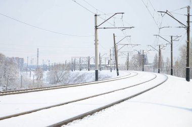 Kış tren manzara, demiryolu karla kaplı endüstriyel ülkede izler.