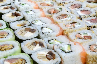 Bir sürü suşi Close-Up farklı dolguları ile alır. Pişmiş klasik Japon gıda makro çekim. Arka plan resmi