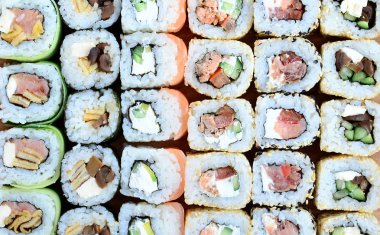 Bir sürü suşi Close-Up farklı dolguları ile alır. Pişmiş klasik Japon gıda makro çekim. Arka plan resmi
