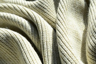 Kumaş dokusu yumuşak sarı örme kazak. Görüntüyü iplikler bağlarında yapısı