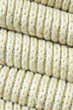 Yumuşak sarı örme kazak bileşimi. Makro doku bağlarında iplikler