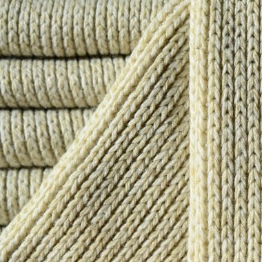 Yumuşak sarı örme kazak bileşimi. Makro doku bağlarında iplikler