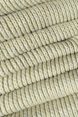 Yumuşak sarı örme kazak bileşimi. Makro doku bağlarında iplikler