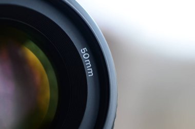Modern bir Slr fotoğraf makinesi için bir portre objektifi parçası. Fotoğrafını bir geniş diyafram lens odak uzaklığı 50 mm ile