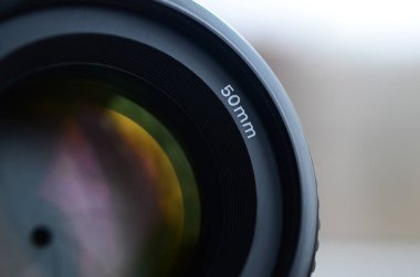 Modern bir Slr fotoğraf makinesi için bir portre objektifi parçası. Fotoğrafını bir geniş diyafram lens odak uzaklığı 50 mm ile
