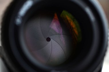 Modern bir Slr fotoğraf makinesi için bir portre objektifi parçası. Fotoğrafını bir geniş diyafram lens odak uzaklığı 50 mm ile
