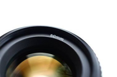 Modern bir Slr fotoğraf makinesi için bir portre objektifi parçası. Bir geniş diyafram lens fotoğrafı üzerinde beyaz izole 50mm odak uzunluğu