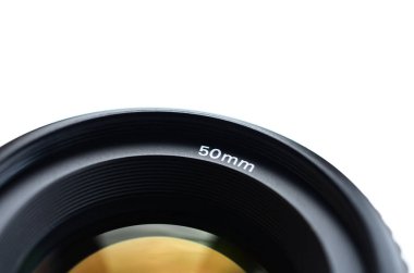 Modern bir Slr fotoğraf makinesi için bir portre objektifi parçası. Bir geniş diyafram lens fotoğrafı üzerinde beyaz izole 50mm odak uzunluğu