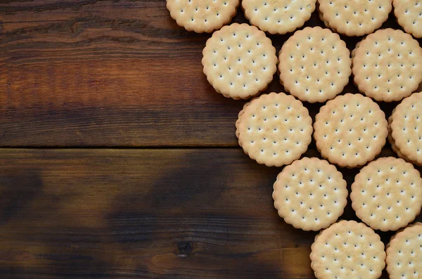 Cookie Kulatý Sendvič Kokosem Náplň Spočívá Velkém Množství Hnědé Dřevěné — Stock fotografie