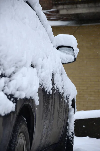 Фрагмент Автомобиля Слоем Снега После Сильного Снегопада Корпус Автомобиля Покрыт — стоковое фото