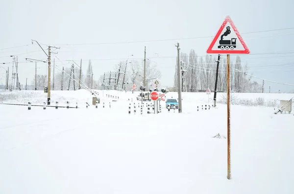 Järnvägsövergång Utan Barriär Med Massa Varning Tecken Snörik Vintersäsongen — Stockfoto