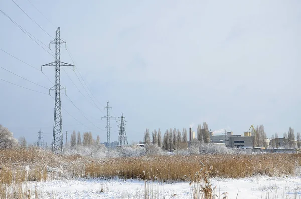 Power Line Tornet Ligger Ett Sumpigt Område Täckt Med Snö — Stockfoto