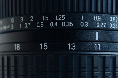 Modern bir Slr fotoğraf makinesi bir geniş açı zoom lens parçası. Mesafe değerleri kümesini siyah gövde üzerinde beyaz numaraları gösterilir