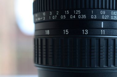 Modern bir Slr fotoğraf makinesi bir geniş açı zoom lens parçası. Mesafe değerleri kümesini siyah gövde üzerinde beyaz numaraları gösterilir