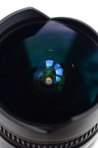 現代の一眼レフ カメラの広角レンズのフラグメント 最小の焦点距離を持つ魚眼レンズの写真 — ストック写真