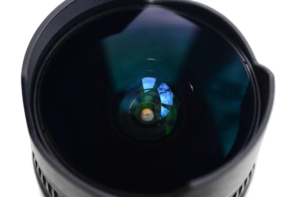 一种用于现代单反相机的广角透镜的片段 具有极小焦距的鱼眼透镜的照片 — 图库照片