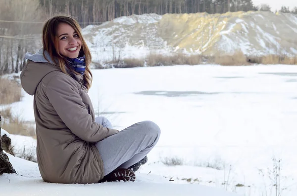 Ein Junges Kaukasisches Mädchen Braunem Mantel Sitzt Der Nähe Einer — Stockfoto