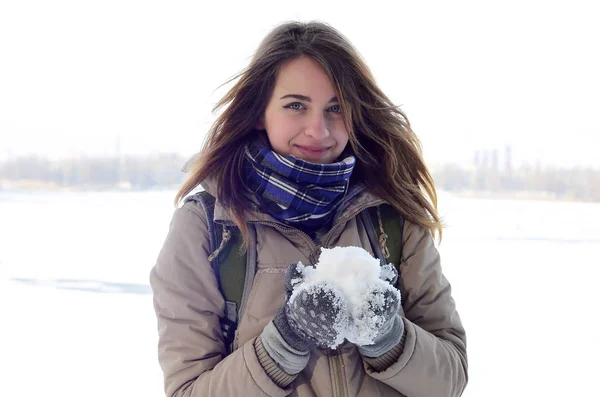 Молодий Радісний Кавказьких Дівчина Коричневих Пальто Тримає Сніжної Грудки Тлі — стокове фото